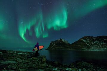 La nieve, la baja temperatura del agua... Nada detiene a estos surfistas que una temporada más disfrutan de la islas noruegas de Lofoten, en pleno Círculo Ártico. Y de regalo, las auroras boreales. 