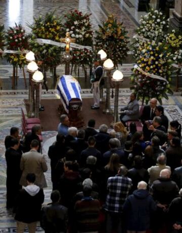 Imagen de la capilla ardiente en el Palacio Legislativo de Montevideo con el féretro de Alcides Ghiggia.