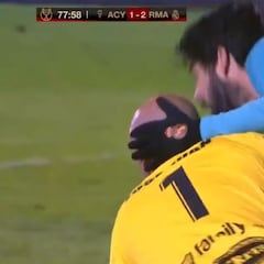 Isco no se lo creía: Jose Juan le empotra y acaba siendo gol