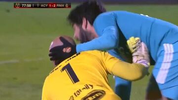 Isco no se lo creía: Jose Juan le empotra y acaba siendo gol