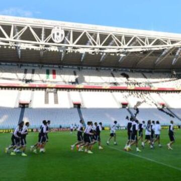 ENSAYO PREVIO. La plantilla del Benfica se entrenó ayer en el estadio de la Juventus.