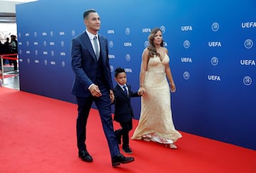 Keylor Navas con su mujer y su hijo en el photocall del Grimaldi Forum, en Mónaco, antes del sorteo.