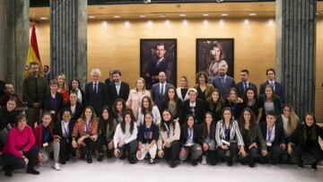 Imagen de la oficialización de la firma del primer Convenio Colectivo del futbol femenino en el Congreso de los Diputados.