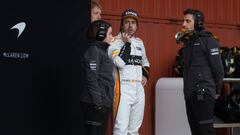 Fernando Alonso en la puerta de su box.