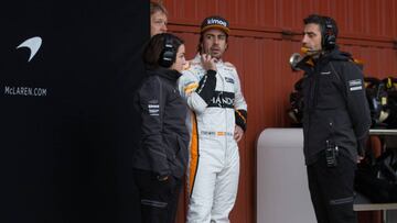 Fernando Alonso en la puerta de su box.
