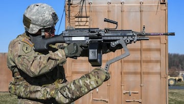 Soldados americanos con un tercer brazo biónico para armas pesadas, no es broma