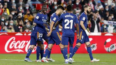 Los jugadores del Madrid celebran un gol en el estadio del Granada en el último partido de Liga disputado.