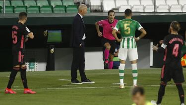 Un gol de Sergio Ramos, al transformar un penalti de Bartra por manos en una acción con Borja Mayoral, le dio la victoria y los tres puntos al Real Madrid en su visita al estadio Benito Villamarín. El VAR mandó al colegiado del encuentro, el árbitro vasco de Burgos Bengoetxea a ver la jugada detenidamente. El colegiado no dudó: señaló la pena máxima. Previamente, el VAR le había avisado de una acción de Emerson con Jovic, que acabó en falta del primero y en su expulsión.