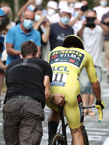 Primoz Roglic entra en meta después de perder el Tour tras la etapa de hoy. 