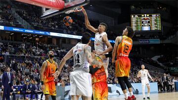 Edy Tavares se cuelga del aro tras la asistencia de Gabriel Deck a falta de 41 segundos: 92-86.