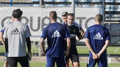 Baraja da instrucciones a sus jugadores en el entrenamiento de esta ma&ntilde;ana.