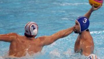 Alberto Munarriz, ante Juraj Zatovc en el encuentro entre las selecciones de España y Eslovaquia en el Campeonato de Europa de Waterpolo.