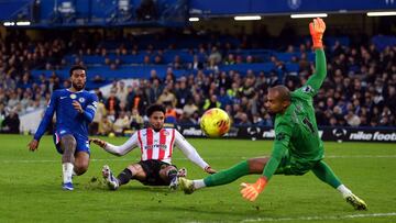 Parada de Robert Sánchez, portero del Chelsea, a Kevin Schade, jugador del Brentford, durante un partido de Premier League.