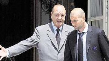 <b>CHIRAC: "ES USTED UN VIRTUOSO".</b> Jacques Chirac, presidente francés, rindió un homenaje particular a Zidane en su recibimiento a la Bleu para levantarle el ánimo tras su expulsión. Es usted un virtuoso y un genio del fútbol mundial. Es también un hombre de corazón, de compromiso y de convicción y por eso Francia le admira y le quiere, señaló el Premier galo. A la recepción acudió toda la selección menos Barthez.