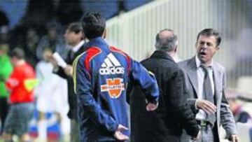 <b>PROTESTAS. </b>Alcaraz se queja durante el partido que el Córdoba disputó en Cartagonova.