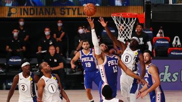 Los equipos de la NBA Indiana Pacers y Philadelphia Sixers, durante el partido