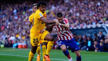 Carrasco, ante Koundé en el Barça-Atlético.