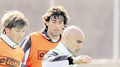 Víctor prueba un pivote por delante de la defensa