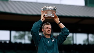 HOUSTON, TEXAS - APRIL 05: Tommy Paul of the United States celebrates with the Singles trophy during the Awards Ceremony after defeating Roman Andres Burruchaga of Argentina in the Men's Singles Finals of the Fayez Sarofim & Co. U.S. Men's Clay Court Championship at River Oaks Country Club on April 05, 2026 in Houston, Texas. Kenneth Richmond/Getty Images/AFP (Photo by Kenneth Richmond / GETTY IMAGES NORTH AMERICA / Getty Images via AFP)