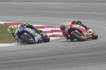 Lucha entre Valentino Rossi y Marc Márquez pr la tercera posición.