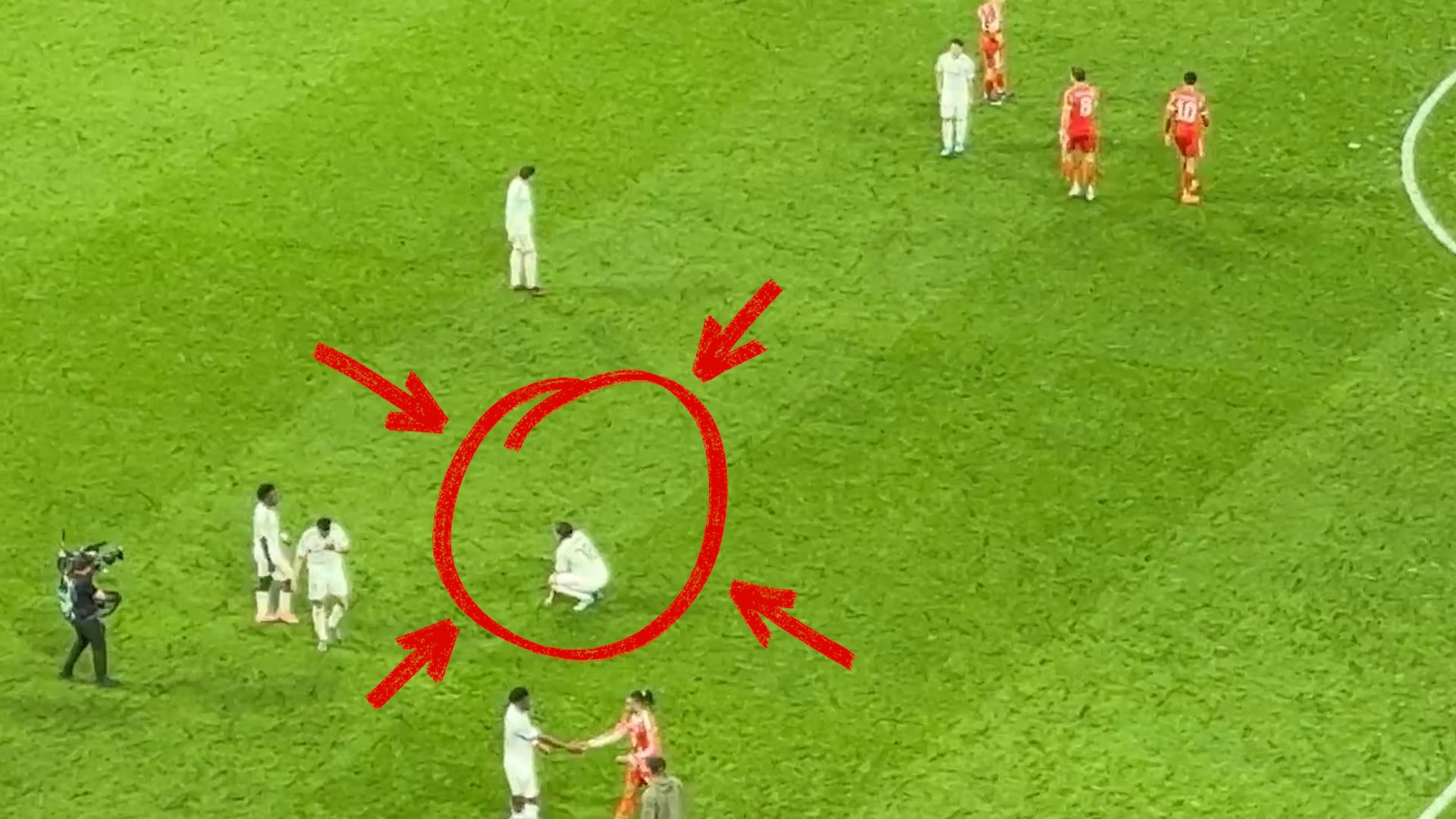 La descorazonadora secuencia de Carreras, totalmente roto tras su actuación, según pitó el árbitro