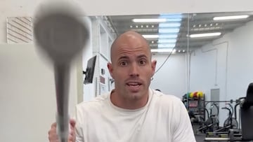 Aarón Viver, atleta de parkour conocido como Aaron Booom, con muletas en su gimnasio, el 29 de septiembre del 2024.