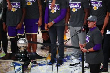 El entrenador de los Lakers disputará su primera final. El técnico ganó toda su fama en los Indiana Pacers, el equipo que más probelmas le puso a principios de la pasada década a los Miami Heat del Big Three con LeBron al frente. Curiosamente los Heat ante los que tiene la posibilidad de ganar su primer anillo y curiosamente también con LeBron como estrella de su propio vestuario. SU capacidad para implementar defensas de alto nivel ha quedado más que confirmada. Más allá de LeBron y Davis, necesitará que sus exteriores estén acertado (no siempre pasa) y desconectar a un equipo con más recursos de los que parece por nombres.