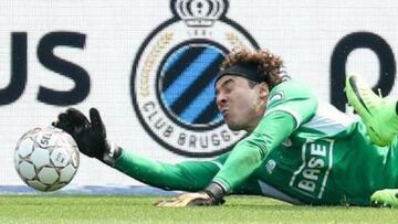 Guillermo Ochoa se viste de héroe al detener un penalti en triunfo del Standard