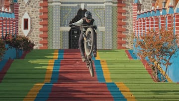 Kilian Bron montando con su MTB por unas coloridas escaleras de una ciudad de M&eacute;xico. 