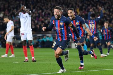 1-0. Jordi Alba celebra el primer tanto que marca en el minuto 57.