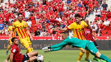 PALMA DE MALLORCA, 03/09/2022.- El portero del Girona Juan Carlos (d) intenta parar el balón durante el partido de LaLiga Santander disputado este sábado en el Estadi de Son Moix en Palma de Mallorca. EFE/Cati Cladera
