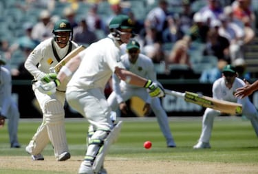 Khawaja and Handscomb set Australia on track in final test