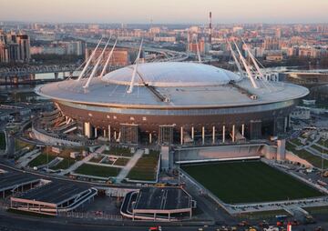 El estadio más grande de la Copa Confederaciones con poco más de 68 mil espectadores. Se construyó especialmente para el torneo y su forma imita a la de una nave espacial. Tiene una cubierta retráctil que permitirá mantener una temperatura adecuada.