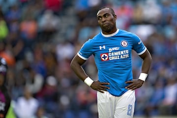 El delantero ecuatoriano llegó a Cruz Azul después de mostrar algunos chispazos en Tigres. Guerrón nunca se pudo aclimatar a los cementeros y tuvo una cosecha de ocho goles en 30 partidos.