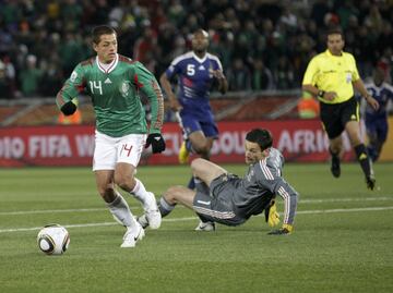 México se llevó el duelo ante Francia por carácter, garra, personalidad… El primer tanto lo logró Chicharito Hernández, tras hacer una pared con Rafa Márquez, se quedó solo delante de Lloris, le regateó y marcó. Chicharito procede de una familia de futbolistas. Su abuelo materno fue Tomás Balcázar, mundialista mexicano en 1954, que también marcó a Francia en aquel campeonato, y su padre fue también internacional en el Mundial de 1986.