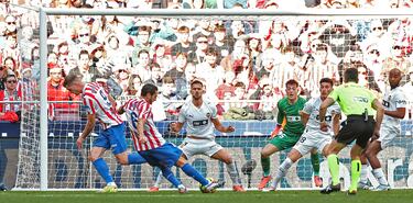 El veterano jugador atlético demostró que todavía sabe colocarse para aportar goles desde la segunda línea. Un gol que vale oro para su equipo.