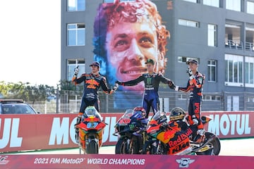 Fabio Quartararo, Pedro Acosta y Remy Gardner en el podio del GP de Valencia y tras ellos el mural de Valentino Rossi. 