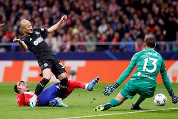 Giménez y Oblak repelen una ocasión del Celtic en Champions.