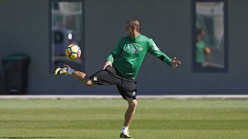 El capitán del Betis, Joaquín, durante una sesión de entrenamiento.