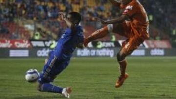 Ignacio Herrera dispara ante Osvaldo Gonz&aacute;lez, en el &uacute;ltimo duelo en Santiago de azules y lo&iacute;nos. 4-0 gan&oacute; Cobreloa en 2014.