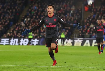 Alexis Sánchez anotó dos goles en la victoria de Arsenal sobre Crystal Palace.