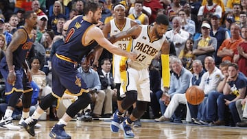 Kevin Love defiende a Paul George en un Pacers-Cavaliers. El ala-pívot no interesa en Indiana, así que George no irá a los Cavs.