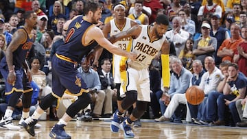 Kevin Love defiende a Paul George en un Pacers-Cavaliers. El ala-p&iacute;vot no interesa en Indiana, as&iacute; que George no ir&aacute; a los Cavs.