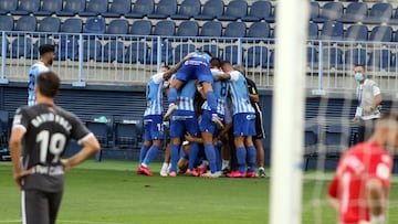 Adrián (con el 8 a la espalda) en la piña de futbolistas celebrando uno de los goles al Alcorcón,
