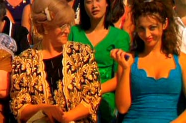 Las dos actrices hacen un breve cameo en 'Torrente 2' cuando hacen un homenaje al protagonista.