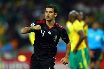 Los dos goles de los catalanes son gracias a Rafael Márquez. El primero de ellos fue cuando le anotó a Argentina en octavos de final de Alemania 2006 y el siguiente en el debut mundialista ante Sudáfrica en 2010.