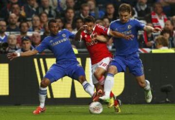 Eduardo Salvio del Benfica entre Ashley Cole y Branislav Ivanovic.