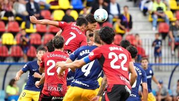 Martín cabecea en una jugada a balón parado en el duelo entre Andorra y Mirandés.