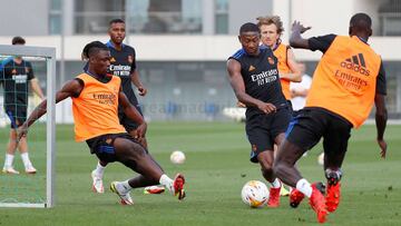 Camavinga, Alaba y Mendy, en primer plano.