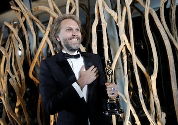 Florian Zeller con el Oscar al mejor guion adaptado por The Father.